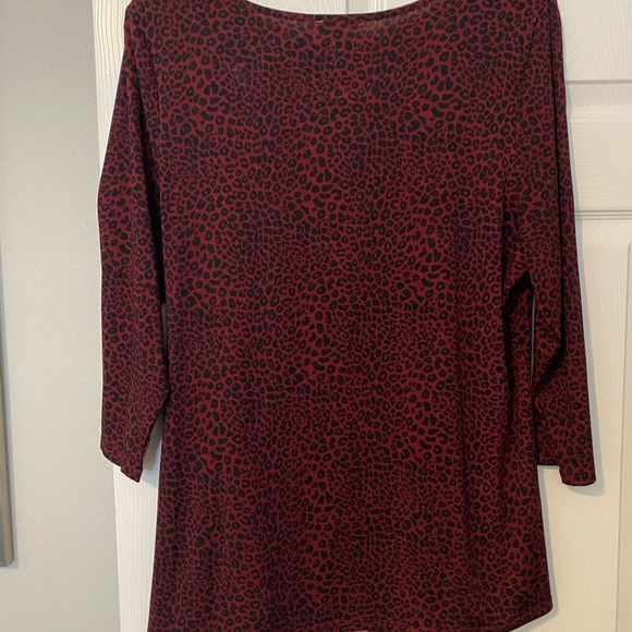 Beautiful Maroon animal print wrap top size 2X - Picture 7 of 7